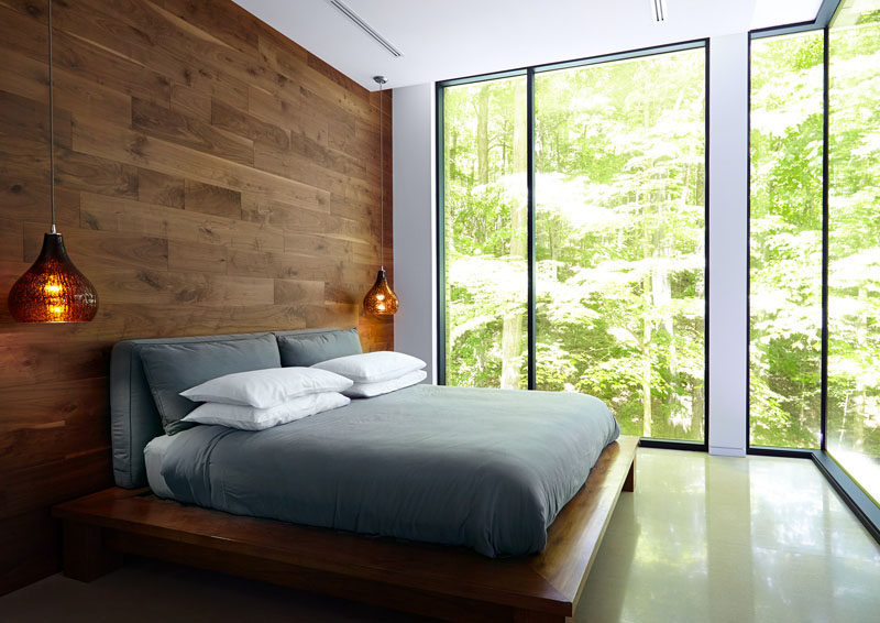 В этой спальне имеется декоративная стена и каркас кровати из дерева.
