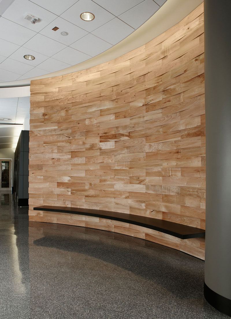 Идеи для акцентных стен - 12 различных способов покрыть стены деревом // Утилизированная и очищенная древесина составляет основу этой изогнутой акцентной стены в коммерческом пространстве. #AccentWall #FeatureWall #WoodAccentWall #WoodFeatureWall #InteriorDesign
