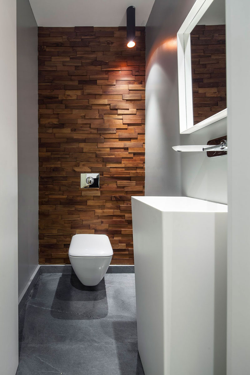 Идеи для акцентных стен - 12 разных способов покрыть стены деревом // Тонкие деревянные блоки, идущие вверх по стене, смягчают индустриальный вид, создаваемый бетонным полом, и согревают белые элементы ванной комнаты. #AccentWall #FeatureWall #WoodAccentWall #WoodFeatureWall #InteriorDesign