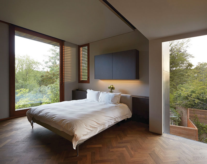 Идея дизайна спальни - 7 способов создать теплую и уютную спальню // Используйте деревянный пол и отделку, чтобы добавить в комнату тепла.
