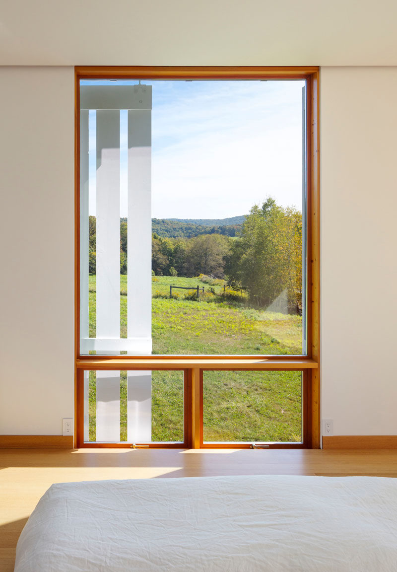 В этом В современном фермерском доме использованы деревянные оконные рамы. #WindowFrames #WoodWindowFrames #Windows 