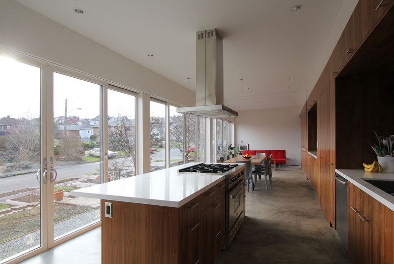  Этот современный великолепный номер состоит из кухни / столовой / гостиной открытой планировки, так как хозяева дома любят развлекать гостей. #OpenPlan #InteriorDesign # Кухня 