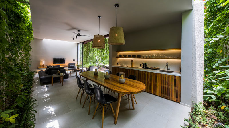 На этой современной вилле есть кухня со скрытым освещением и зеленые стены, которые добавляют нотку природы. # Кухня # Столовая # GreenWalls