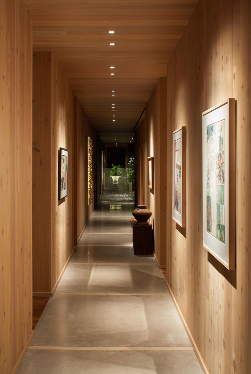 В этом современном доме длинный коридор-галерея, отделанный деревом, отделяет частные спальни от более «общественных» жилых пространств и демонстрирует работы владельцев. # Прихожая # ИнтерьерДизайн