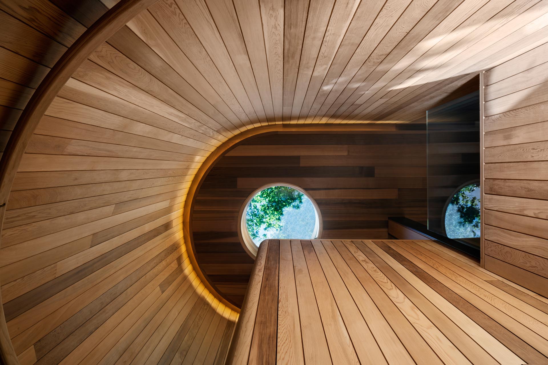 Современная деревянная лестница со световым люком и скрытым освещением.