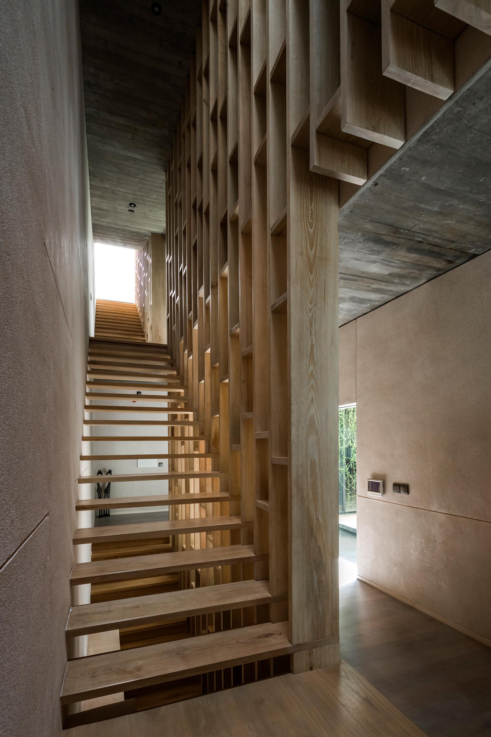 Современная деревянная лестница с полками.