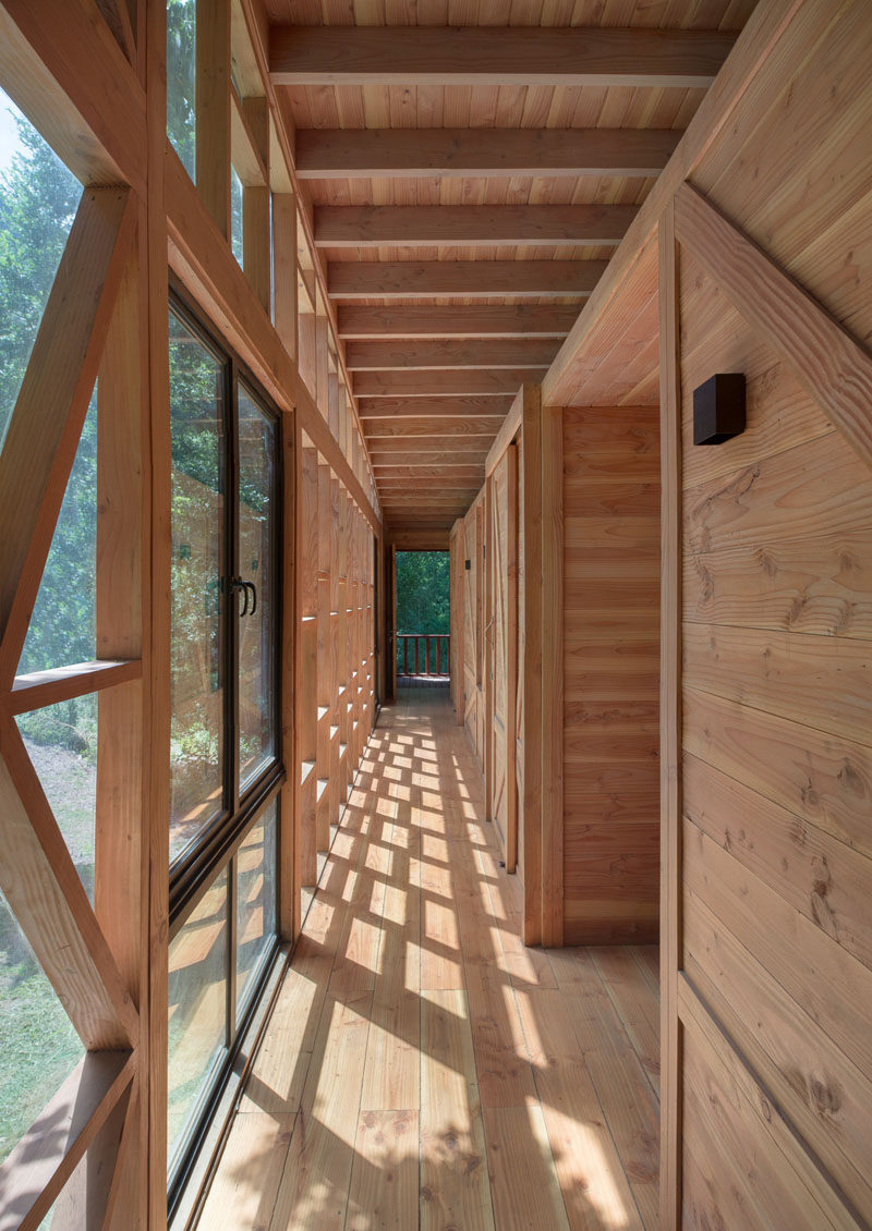 Деревянная конструкция придает этому дому ощущение деревянной хижины.