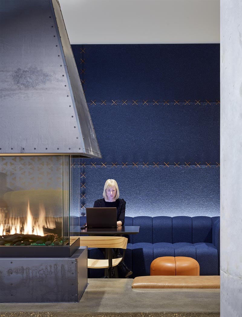 Studio BV недавно завершила каминный холл в вестибюле, который украшен стеновыми панелями из богатого синего фетра, сшитыми вместе с кожаными полосами, которые дополняют разработанный по индивидуальному заказу синий диван и кожаные акценты. #FeltWallPanels #FeltWallCovering #OfficeDesign #LobbyDesign #WorkplaceDesign #FeltPanels
