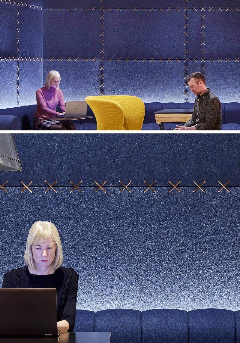 Studio BV недавно завершила каминный холл в вестибюле, который украшен стеновыми панелями из богатого синего фетра, сшитыми вместе с кожаными полосами, которые дополняют разработанный по индивидуальному заказу синий диван и кожаные акценты. #FeltWallPanels #FeltWallCovering #OfficeDesign #LobbyDesign #WorkplaceDesign #FeltPanels
